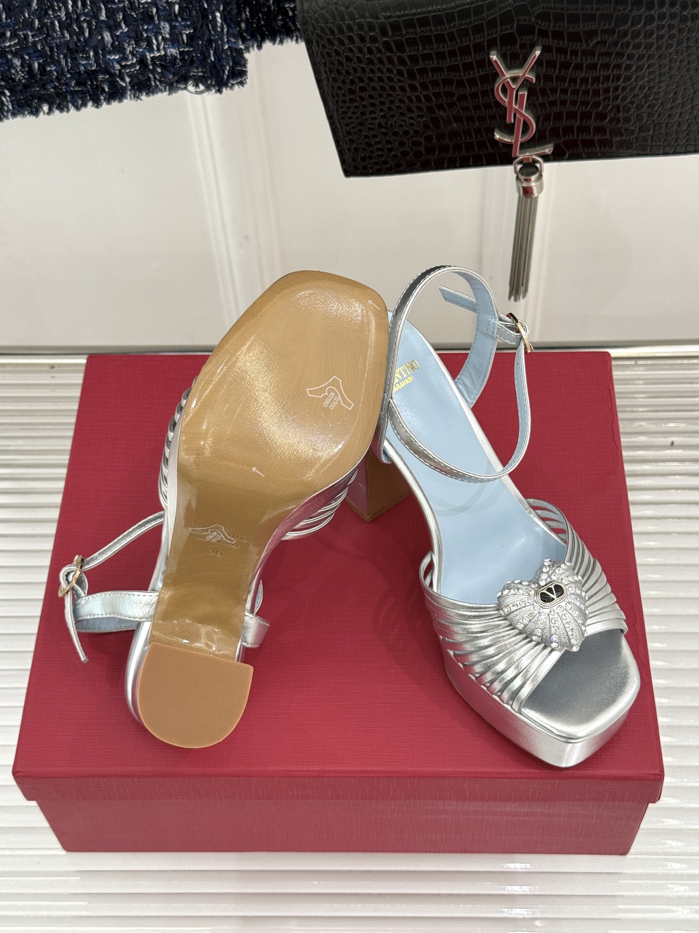 Valentino/华伦天奴26WF新品 露趾爱心超防水台粗跟凉鞋 爱心V标镌刻浪漫调性 方头露趾衬足型纤细 超厚防水台