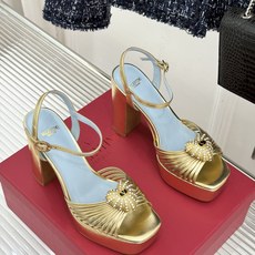 Valentino/华伦天奴26WF新品 露趾爱心超防水台粗跟凉鞋 爱心V标镌刻浪漫调性 方头露趾衬足型纤细 超厚防水台 Valentino/华伦天奴26WF新品 露趾爱心超防水台粗跟凉鞋 爱心V标镌刻浪漫调性 方头露趾衬足型纤细 超厚防水台