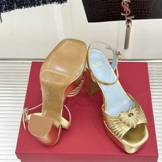 Valentino/华伦天奴26WF新品 露趾爱心超防水台粗跟凉鞋 爱心V标镌刻浪漫调性 方头露趾衬足型纤细 超厚防水台 Valentino/华伦天奴26WF新品 露趾爱心超防水台粗跟凉鞋 爱心V标镌刻浪漫调性 方头露趾衬足型纤细 超厚防水台