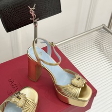 Valentino/华伦天奴26WF新品 露趾爱心超防水台粗跟凉鞋 爱心V标镌刻浪漫调性 方头露趾衬足型纤细 超厚防水台 Valentino/华伦天奴26WF新品 露趾爱心超防水台粗跟凉鞋 爱心V标镌刻浪漫调性 方头露趾衬足型纤细 超厚防水台