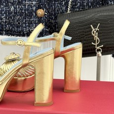 Valentino/华伦天奴26WF新品 露趾爱心超防水台粗跟凉鞋 爱心V标镌刻浪漫调性 方头露趾衬足型纤细 超厚防水台 Valentino/华伦天奴26WF新品 露趾爱心超防水台粗跟凉鞋 爱心V标镌刻浪漫调性 方头露趾衬足型纤细 超厚防水台