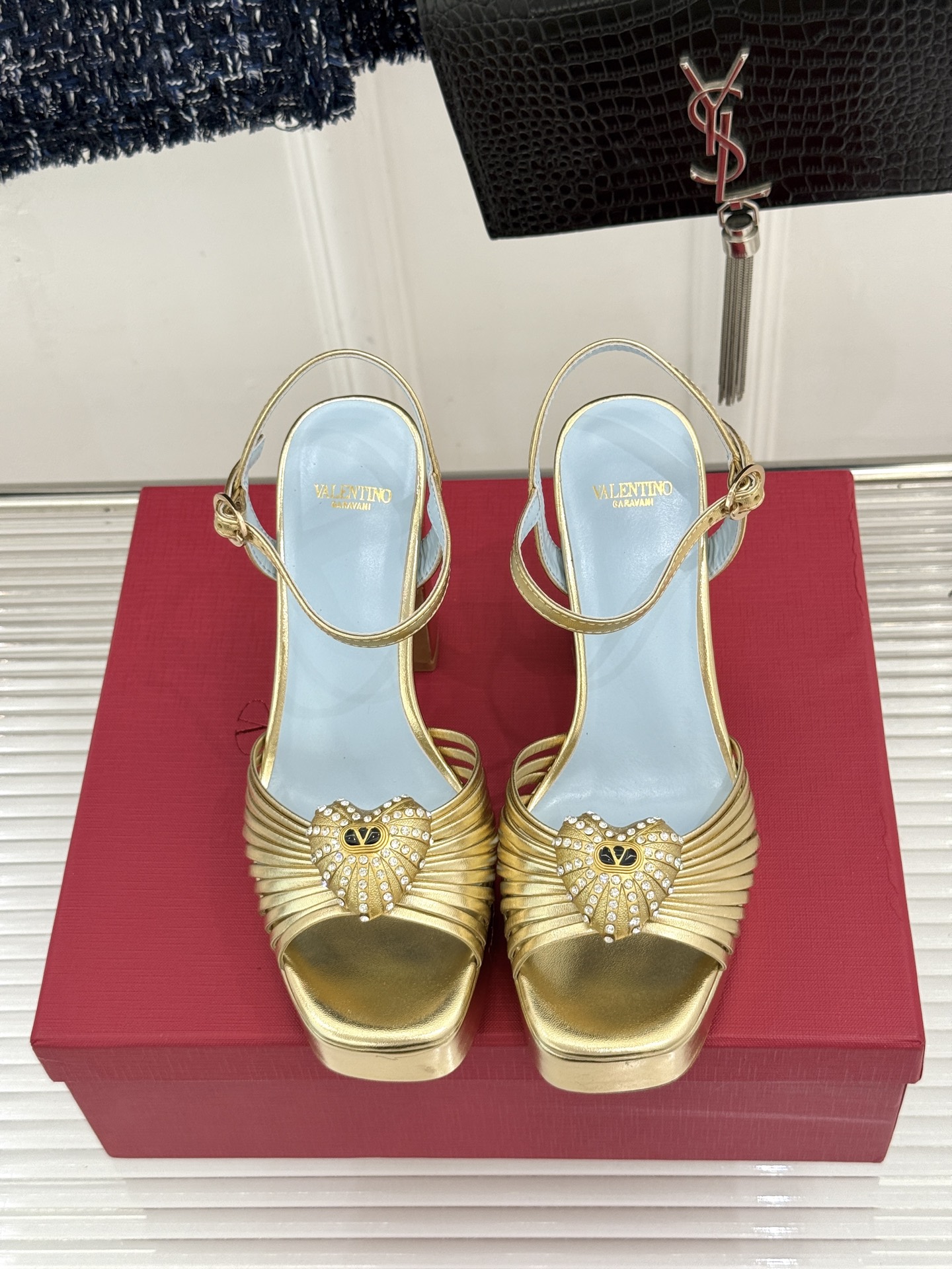 Valentino/华伦天奴26WF新品 露趾爱心超防水台粗跟凉鞋 爱心V标镌刻浪漫调性 方头露趾衬足型纤细 超厚防水台 Valentino/华伦天奴26WF新品 露趾爱心超防水台粗跟凉鞋 爱心V标镌刻浪漫调性 方头露趾衬足型纤细 超厚防水台