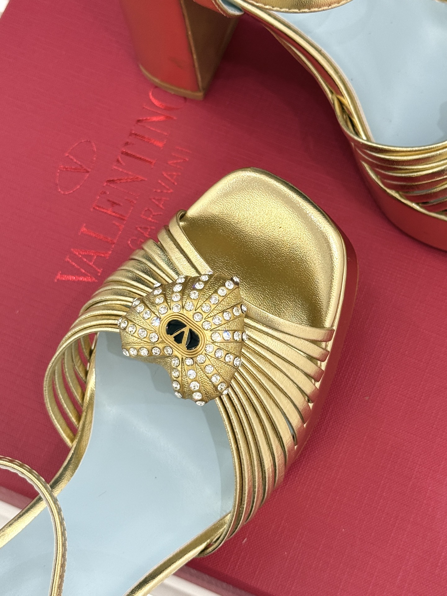 Valentino/华伦天奴26WF新品 露趾爱心超防水台粗跟凉鞋 爱心V标镌刻浪漫调性 方头露趾衬足型纤细 超厚防水台 Valentino/华伦天奴26WF新品 露趾爱心超防水台粗跟凉鞋 爱心V标镌刻浪漫调性 方头露趾衬足型纤细 超厚防水台
