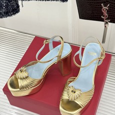Valentino/华伦天奴26WF新品 露趾爱心超防水台粗跟凉鞋 爱心V标镌刻浪漫调性 方头露趾衬足型纤细 超厚防水台 Valentino/华伦天奴26WF新品 露趾爱心超防水台粗跟凉鞋 爱心V标镌刻浪漫调性 方头露趾衬足型纤细 超厚防水台