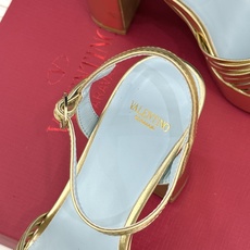 Valentino/华伦天奴26WF新品 露趾爱心超防水台粗跟凉鞋 爱心V标镌刻浪漫调性 方头露趾衬足型纤细 超厚防水台 Valentino/华伦天奴26WF新品 露趾爱心超防水台粗跟凉鞋 爱心V标镌刻浪漫调性 方头露趾衬足型纤细 超厚防水台