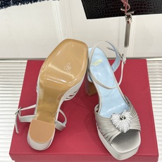 Valentino/华伦天奴26WF新品 露趾爱心超防水台粗跟凉鞋 爱心V标镌刻浪漫调性 方头露趾衬足型纤细 超厚防水台 Valentino/华伦天奴26WF新品 露趾爱心超防水台粗跟凉鞋 爱心V标镌刻浪漫调性 方头露趾衬足型纤细 超厚防水台