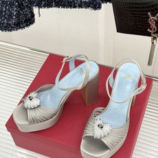 Valentino/华伦天奴26WF新品 露趾爱心超防水台粗跟凉鞋 爱心V标镌刻浪漫调性 方头露趾衬足型纤细 超厚防水台 Valentino/华伦天奴26WF新品 露趾爱心超防水台粗跟凉鞋 爱心V标镌刻浪漫调性 方头露趾衬足型纤细 超厚防水台
