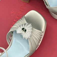 Valentino/华伦天奴26WF新品 露趾爱心超防水台粗跟凉鞋 爱心V标镌刻浪漫调性 方头露趾衬足型纤细 超厚防水台 Valentino/华伦天奴26WF新品 露趾爱心超防水台粗跟凉鞋 爱心V标镌刻浪漫调性 方头露趾衬足型纤细 超厚防水台