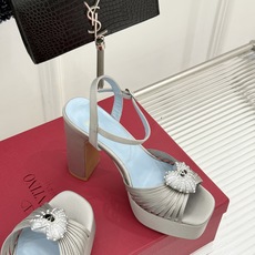 Valentino/华伦天奴26WF新品 露趾爱心超防水台粗跟凉鞋 爱心V标镌刻浪漫调性 方头露趾衬足型纤细 超厚防水台 Valentino/华伦天奴26WF新品 露趾爱心超防水台粗跟凉鞋 爱心V标镌刻浪漫调性 方头露趾衬足型纤细 超厚防水台