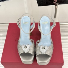 Valentino/华伦天奴26WF新品 露趾爱心超防水台粗跟凉鞋 爱心V标镌刻浪漫调性 方头露趾衬足型纤细 超厚防水台 Valentino/华伦天奴26WF新品 露趾爱心超防水台粗跟凉鞋 爱心V标镌刻浪漫调性 方头露趾衬足型纤细 超厚防水台