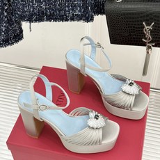 Valentino/华伦天奴26WF新品 露趾爱心超防水台粗跟凉鞋 爱心V标镌刻浪漫调性 方头露趾衬足型纤细 超厚防水台 Valentino/华伦天奴26WF新品 露趾爱心超防水台粗跟凉鞋 爱心V标镌刻浪漫调性 方头露趾衬足型纤细 超厚防水台