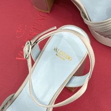 Valentino/华伦天奴26WF新品 露趾爱心超防水台粗跟凉鞋 爱心V标镌刻浪漫调性 方头露趾衬足型纤细 超厚防水台 Valentino/华伦天奴26WF新品 露趾爱心超防水台粗跟凉鞋 爱心V标镌刻浪漫调性 方头露趾衬足型纤细 超厚防水台