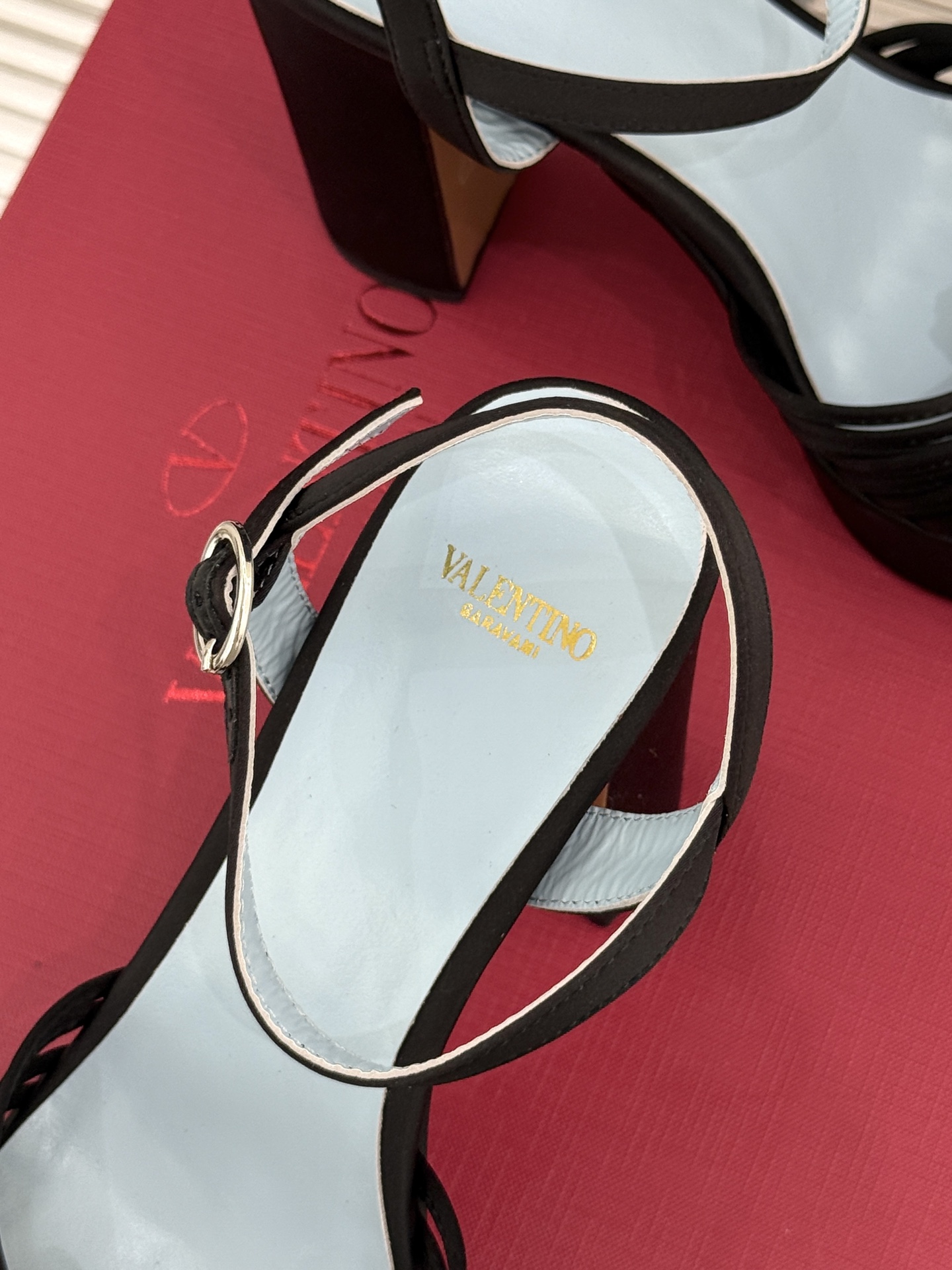 Valentino/华伦天奴26WF新品 露趾爱心超防水台粗跟凉鞋 爱心V标镌刻浪漫调性 方头露趾衬足型纤细 超厚防水台 Valentino/华伦天奴26WF新品 露趾爱心超防水台粗跟凉鞋 爱心V标镌刻浪漫调性 方头露趾衬足型纤细 超厚防水台