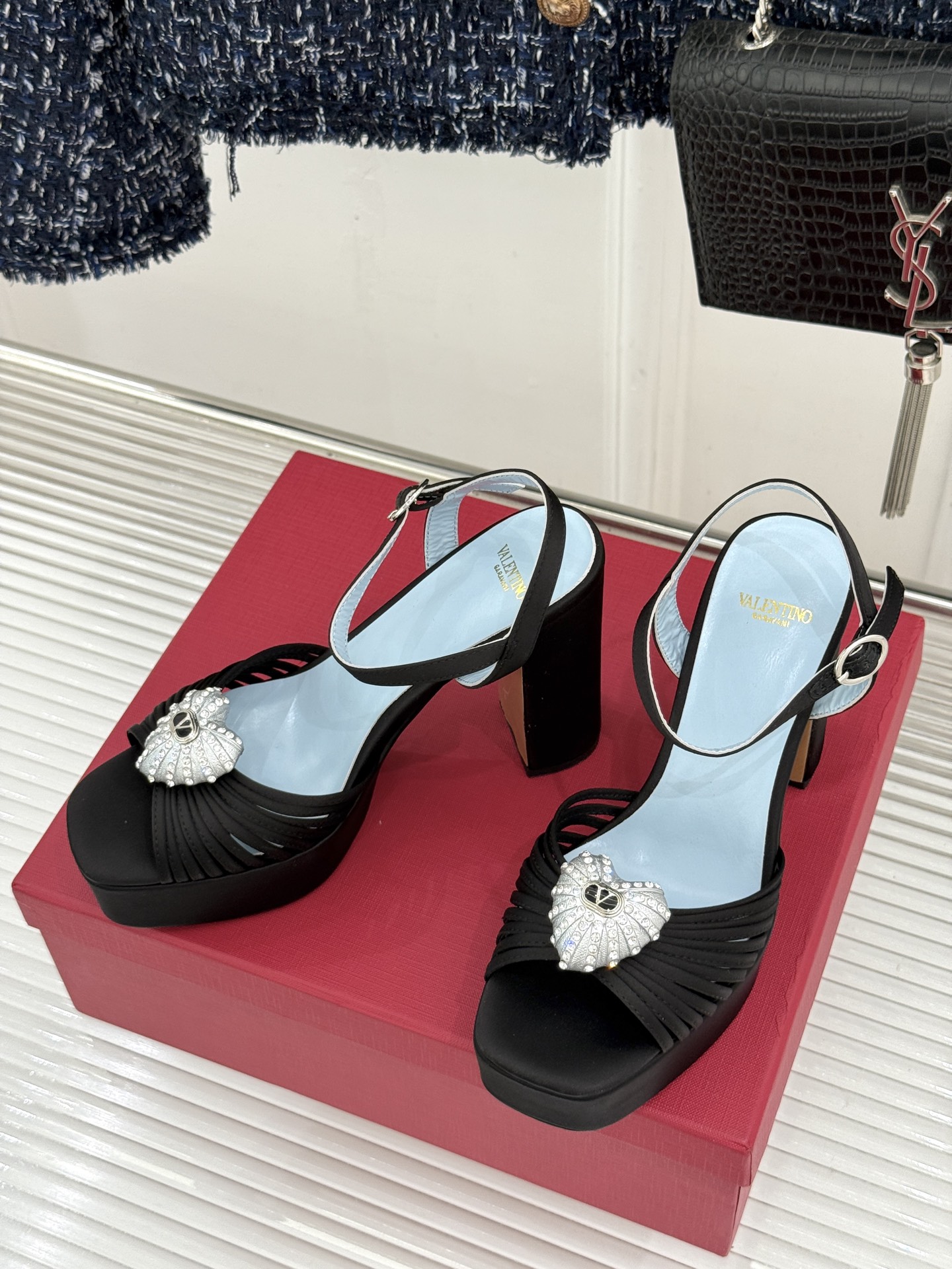 Valentino/华伦天奴26WF新品 露趾爱心超防水台粗跟凉鞋 爱心V标镌刻浪漫调性 方头露趾衬足型纤细 超厚防水台 Valentino/华伦天奴26WF新品 露趾爱心超防水台粗跟凉鞋 爱心V标镌刻浪漫调性 方头露趾衬足型纤细 超厚防水台