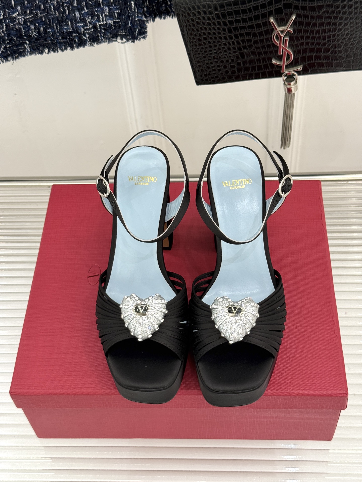 Valentino/华伦天奴26WF新品 露趾爱心超防水台粗跟凉鞋 爱心V标镌刻浪漫调性 方头露趾衬足型纤细 超厚防水台 Valentino/华伦天奴26WF新品 露趾爱心超防水台粗跟凉鞋 爱心V标镌刻浪漫调性 方头露趾衬足型纤细 超厚防水台
