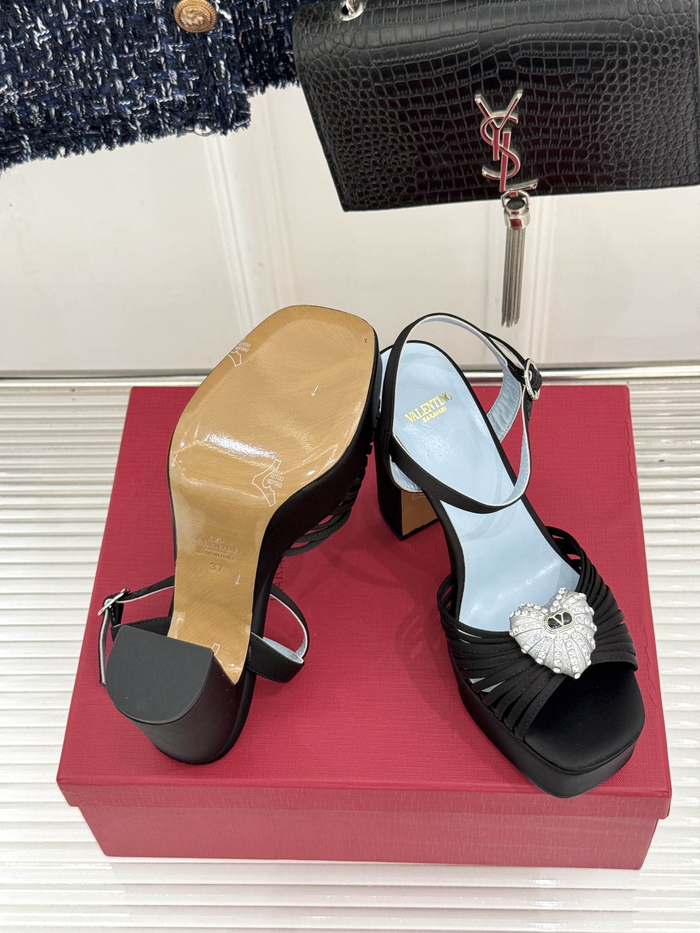 Valentino/华伦天奴26WF新品 露趾爱心超防水台粗跟凉鞋 爱心V标镌刻浪漫调性 方头露趾衬足型纤细 超厚防水台 Valentino/华伦天奴26WF新品 露趾爱心超防水台粗跟凉鞋 爱心V标镌刻浪漫调性 方头露趾衬足型纤细 超厚防水台