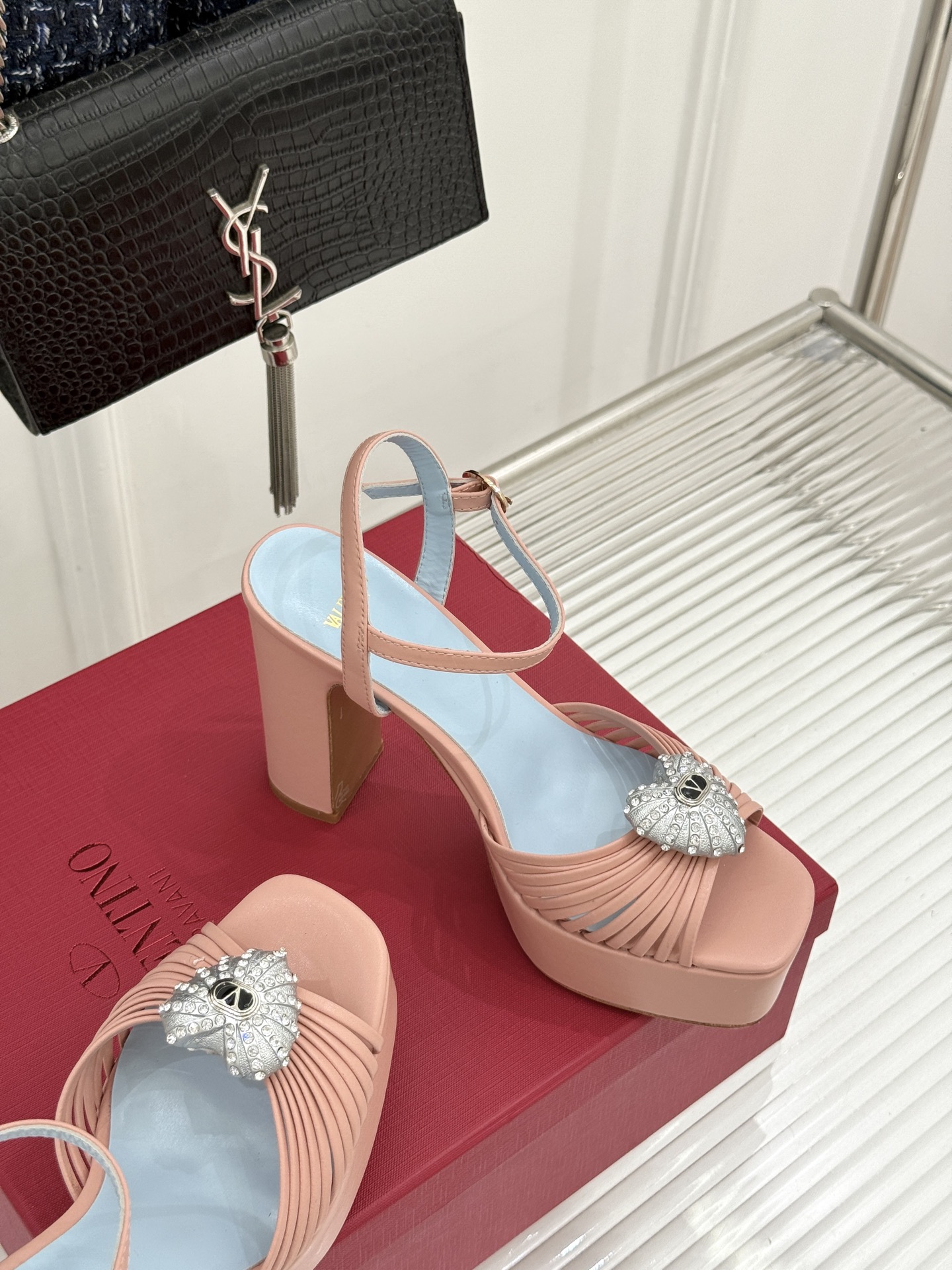Valentino/华伦天奴26WF新品 露趾爱心超防水台粗跟凉鞋 爱心V标镌刻浪漫调性 方头露趾衬足型纤细 超厚防水台 Valentino/华伦天奴26WF新品 露趾爱心超防水台粗跟凉鞋 爱心V标镌刻浪漫调性 方头露趾衬足型纤细 超厚防水台