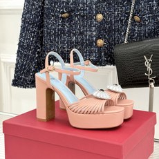 Valentino/华伦天奴26WF新品 露趾爱心超防水台粗跟凉鞋 爱心V标镌刻浪漫调性 方头露趾衬足型纤细 超厚防水台 Valentino/华伦天奴26WF新品 露趾爱心超防水台粗跟凉鞋 爱心V标镌刻浪漫调性 方头露趾衬足型纤细 超厚防水台