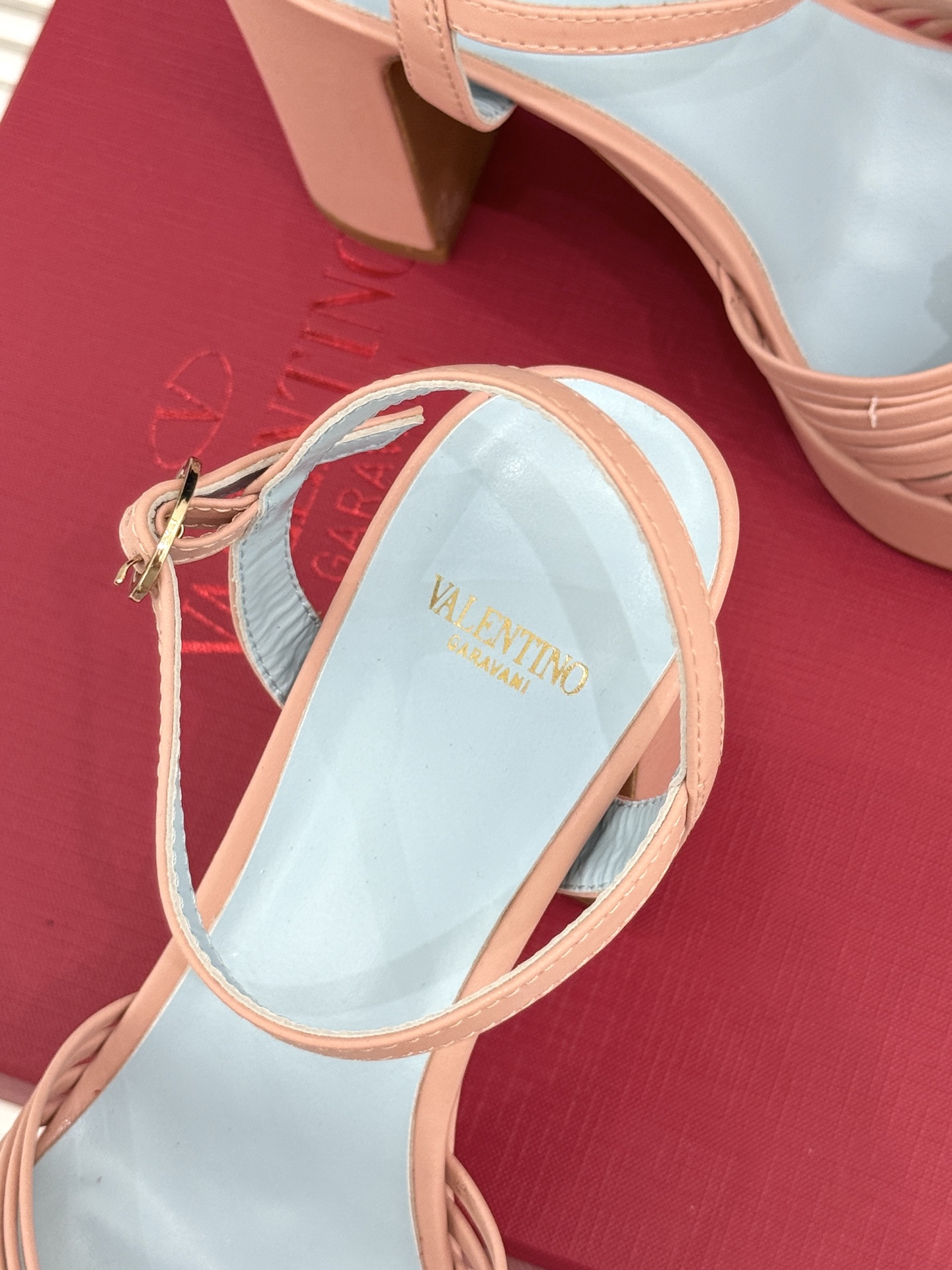 Valentino/华伦天奴26WF新品 露趾爱心超防水台粗跟凉鞋 爱心V标镌刻浪漫调性 方头露趾衬足型纤细 超厚防水台 Valentino/华伦天奴26WF新品 露趾爱心超防水台粗跟凉鞋 爱心V标镌刻浪漫调性 方头露趾衬足型纤细 超厚防水台