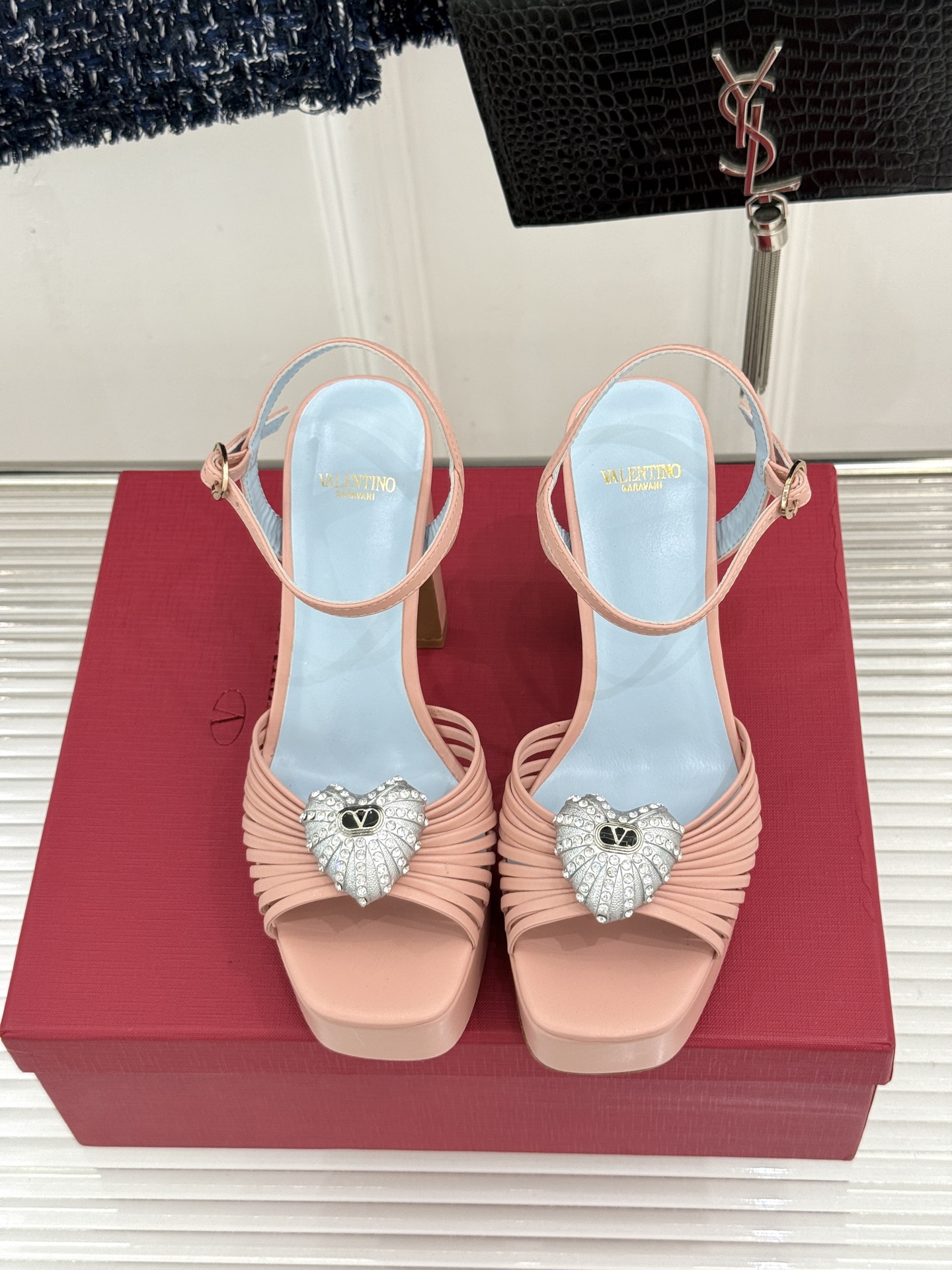 Valentino/华伦天奴26WF新品 露趾爱心超防水台粗跟凉鞋 爱心V标镌刻浪漫调性 方头露趾衬足型纤细 超厚防水台 Valentino/华伦天奴26WF新品 露趾爱心超防水台粗跟凉鞋 爱心V标镌刻浪漫调性 方头露趾衬足型纤细 超厚防水台