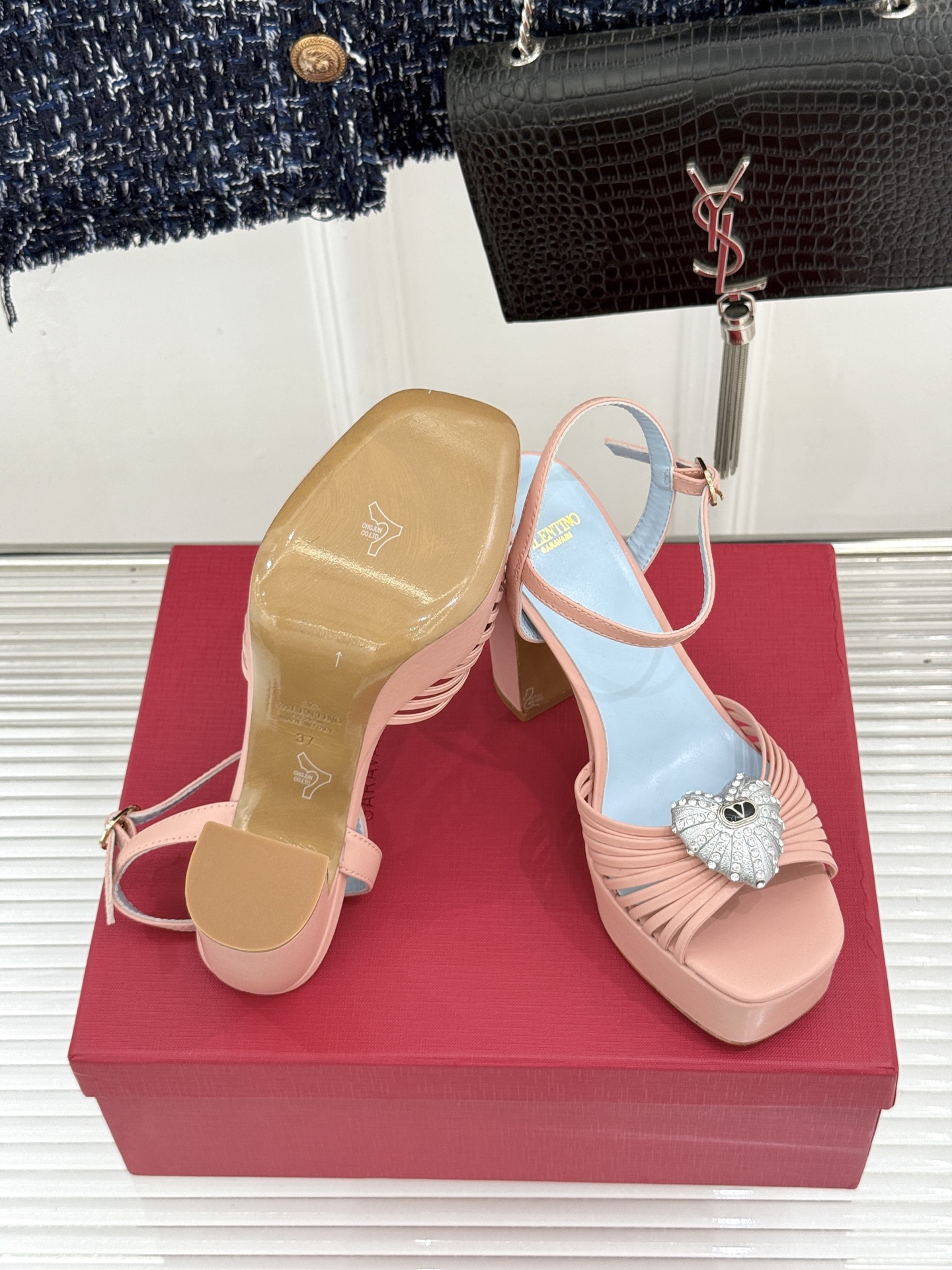 Valentino/华伦天奴26WF新品 露趾爱心超防水台粗跟凉鞋 爱心V标镌刻浪漫调性 方头露趾衬足型纤细 超厚防水台 Valentino/华伦天奴26WF新品 露趾爱心超防水台粗跟凉鞋 爱心V标镌刻浪漫调性 方头露趾衬足型纤细 超厚防水台