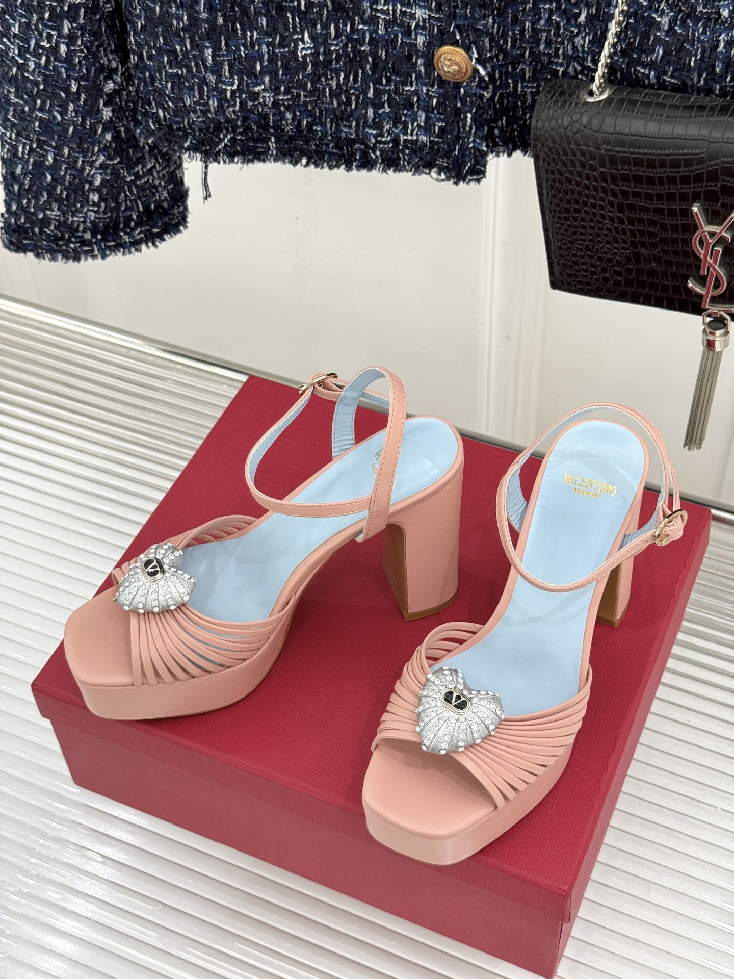 Valentino/华伦天奴26WF新品 露趾爱心超防水台粗跟凉鞋 爱心V标镌刻浪漫调性 方头露趾衬足型纤细 超厚防水台 Valentino/华伦天奴26WF新品 露趾爱心超防水台粗跟凉鞋 爱心V标镌刻浪漫调性 方头露趾衬足型纤细 超厚防水台