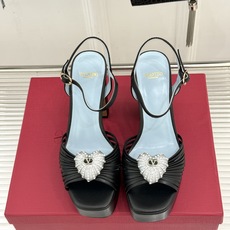 Valentino/华伦天奴26WF新品 露趾爱心超防水台粗跟凉鞋 爱心V标镌刻浪漫调性 方头露趾衬足型纤细 超厚防水台 Valentino/华伦天奴26WF新品 露趾爱心超防水台粗跟凉鞋 爱心V标镌刻浪漫调性 方头露趾衬足型纤细 超厚防水台
