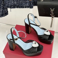 Valentino/华伦天奴26WF新品 露趾爱心超防水台粗跟凉鞋 爱心V标镌刻浪漫调性 方头露趾衬足型纤细 超厚防水台 Valentino/华伦天奴26WF新品 露趾爱心超防水台粗跟凉鞋 爱心V标镌刻浪漫调性 方头露趾衬足型纤细 超厚防水台
