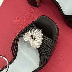 Valentino/华伦天奴26WF新品 露趾爱心超防水台粗跟凉鞋 爱心V标镌刻浪漫调性 方头露趾衬足型纤细 超厚防水台 Valentino/华伦天奴26WF新品 露趾爱心超防水台粗跟凉鞋 爱心V标镌刻浪漫调性 方头露趾衬足型纤细 超厚防水台