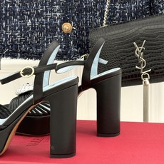 Valentino/华伦天奴26WF新品 露趾爱心超防水台粗跟凉鞋 爱心V标镌刻浪漫调性 方头露趾衬足型纤细 超厚防水台 Valentino/华伦天奴26WF新品 露趾爱心超防水台粗跟凉鞋 爱心V标镌刻浪漫调性 方头露趾衬足型纤细 超厚防水台
