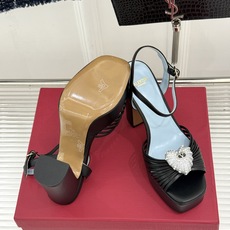 Valentino/华伦天奴26WF新品 露趾爱心超防水台粗跟凉鞋 爱心V标镌刻浪漫调性 方头露趾衬足型纤细 超厚防水台 Valentino/华伦天奴26WF新品 露趾爱心超防水台粗跟凉鞋 爱心V标镌刻浪漫调性 方头露趾衬足型纤细 超厚防水台