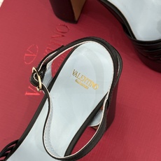 Valentino/华伦天奴26WF新品 露趾爱心超防水台粗跟凉鞋 爱心V标镌刻浪漫调性 方头露趾衬足型纤细 超厚防水台 Valentino/华伦天奴26WF新品 露趾爱心超防水台粗跟凉鞋 爱心V标镌刻浪漫调性 方头露趾衬足型纤细 超厚防水台
