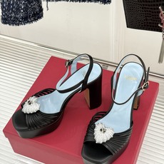 Valentino/华伦天奴26WF新品 露趾爱心超防水台粗跟凉鞋 爱心V标镌刻浪漫调性 方头露趾衬足型纤细 超厚防水台 Valentino/华伦天奴26WF新品 露趾爱心超防水台粗跟凉鞋 爱心V标镌刻浪漫调性 方头露趾衬足型纤细 超厚防水台