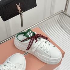 Miu Miu/缪缪26WF新品双色鞋带 厚底休闲运动穆勒小白鞋 双色鞋带穆勒小白鞋登场 撞色双鞋带添鲜活元气 厚底悄悄 Miu Miu/缪缪26WF新品双色鞋带 厚底休闲运动穆勒小白鞋 双色鞋带穆勒小白鞋登场 撞色双鞋带添鲜活元气 厚底悄悄