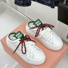 Miu Miu/缪缪26WF新品双色鞋带 厚底休闲运动穆勒小白鞋 双色鞋带穆勒小白鞋登场 撞色双鞋带添鲜活元气 厚底悄悄 Miu Miu/缪缪26WF新品双色鞋带 厚底休闲运动穆勒小白鞋 双色鞋带穆勒小白鞋登场 撞色双鞋带添鲜活元气 厚底悄悄