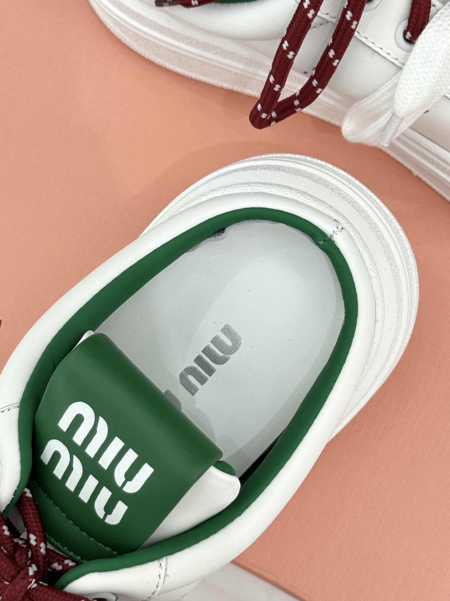 Miu Miu/缪缪26WF新品双色鞋带 厚底休闲运动穆勒小白鞋 双色鞋带穆勒小白鞋登场 撞色双鞋带添鲜活元气 厚底悄悄 Miu Miu/缪缪26WF新品双色鞋带 厚底休闲运动穆勒小白鞋 双色鞋带穆勒小白鞋登场 撞色双鞋带添鲜活元气 厚底悄悄