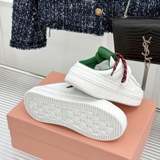 Miu Miu/缪缪26WF新品双色鞋带 厚底休闲运动穆勒小白鞋 双色鞋带穆勒小白鞋登场 撞色双鞋带添鲜活元气 厚底悄悄 Miu Miu/缪缪26WF新品双色鞋带 厚底休闲运动穆勒小白鞋 双色鞋带穆勒小白鞋登场 撞色双鞋带添鲜活元气 厚底悄悄