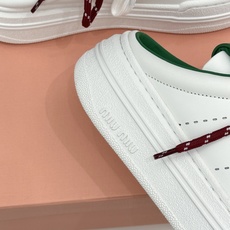 Miu Miu/缪缪26WF新品双色鞋带 厚底休闲运动穆勒小白鞋 双色鞋带穆勒小白鞋登场 撞色双鞋带添鲜活元气 厚底悄悄 Miu Miu/缪缪26WF新品双色鞋带 厚底休闲运动穆勒小白鞋 双色鞋带穆勒小白鞋登场 撞色双鞋带添鲜活元气 厚底悄悄