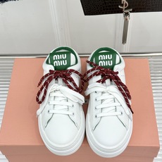 Miu Miu/缪缪26WF新品双色鞋带 厚底休闲运动穆勒小白鞋 双色鞋带穆勒小白鞋登场 撞色双鞋带添鲜活元气 厚底悄悄 Miu Miu/缪缪26WF新品双色鞋带 厚底休闲运动穆勒小白鞋 双色鞋带穆勒小白鞋登场 撞色双鞋带添鲜活元气 厚底悄悄