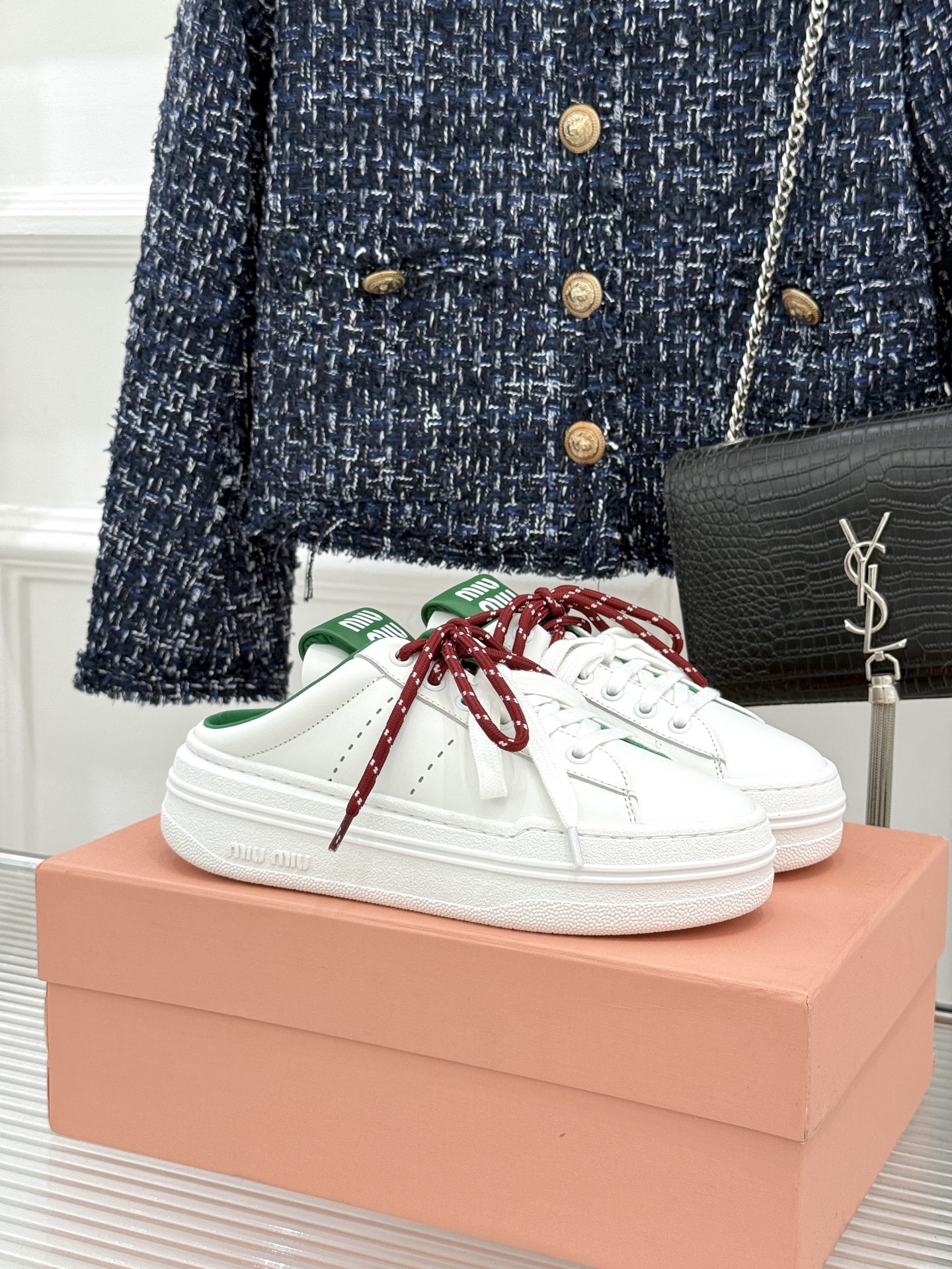 Miu Miu/缪缪26WF新品双色鞋带 厚底休闲运动穆勒小白鞋 双色鞋带穆勒小白鞋登场 撞色双鞋带添鲜活元气 厚底悄悄