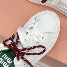 Miu Miu/缪缪26WF新品双色鞋带 厚底休闲运动穆勒小白鞋 双色鞋带穆勒小白鞋登场 撞色双鞋带添鲜活元气 厚底悄悄 Miu Miu/缪缪26WF新品双色鞋带 厚底休闲运动穆勒小白鞋 双色鞋带穆勒小白鞋登场 撞色双鞋带添鲜活元气 厚底悄悄