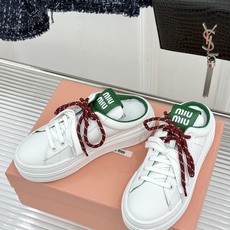 Miu Miu/缪缪26WF新品双色鞋带 厚底休闲运动穆勒小白鞋 双色鞋带穆勒小白鞋登场 撞色双鞋带添鲜活元气 厚底悄悄 Miu Miu/缪缪26WF新品双色鞋带 厚底休闲运动穆勒小白鞋 双色鞋带穆勒小白鞋登场 撞色双鞋带添鲜活元气 厚底悄悄