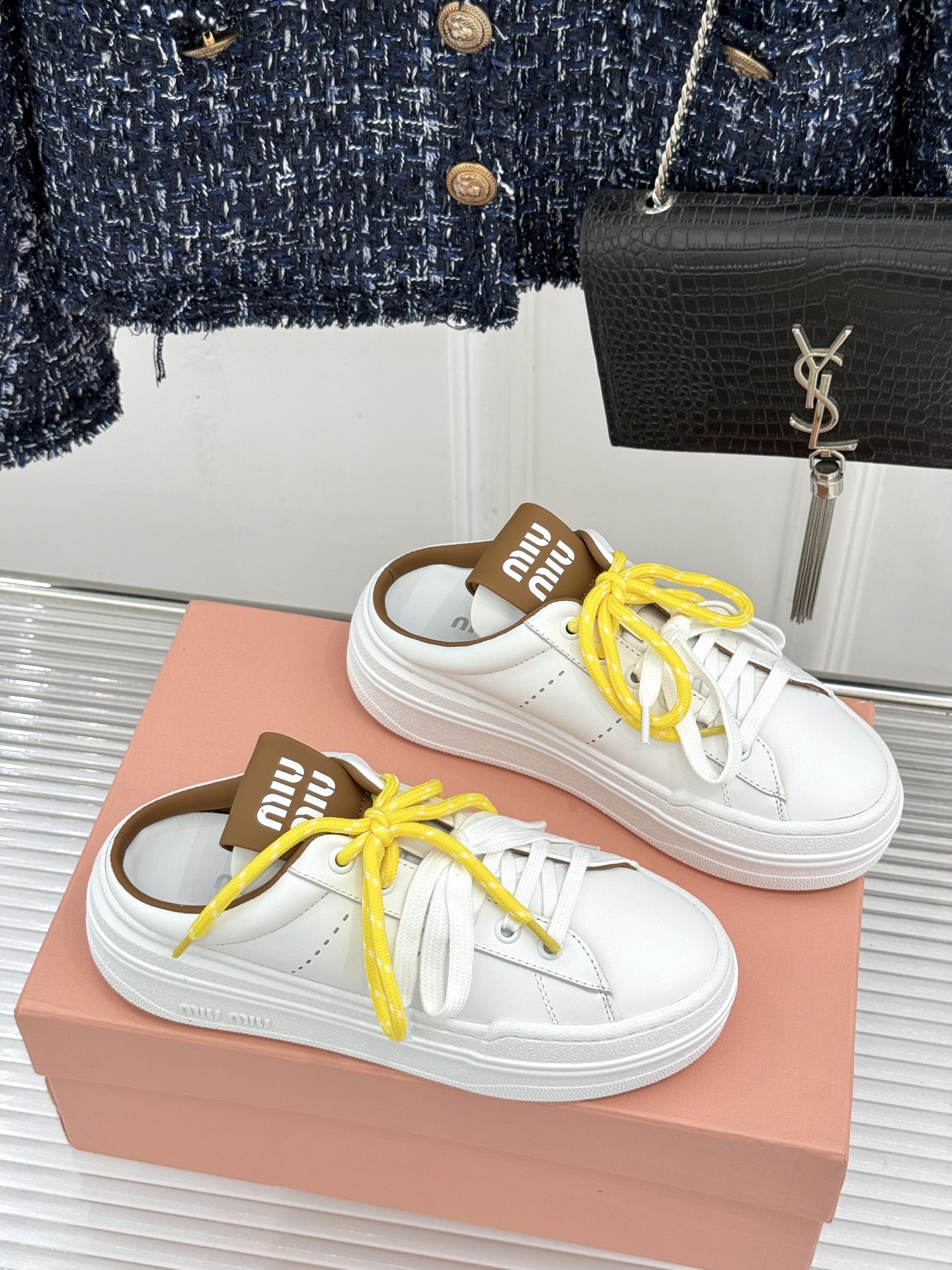 Miu Miu/缪缪26WF新品双色鞋带 厚底休闲运动穆勒小白鞋 双色鞋带穆勒小白鞋登场 撞色双鞋带添鲜活元气 厚底悄悄 Miu Miu/缪缪26WF新品双色鞋带 厚底休闲运动穆勒小白鞋 双色鞋带穆勒小白鞋登场 撞色双鞋带添鲜活元气 厚底悄悄