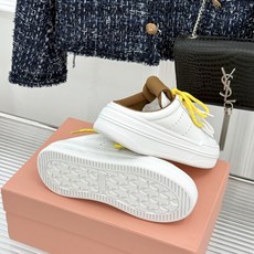 Miu Miu/缪缪26WF新品双色鞋带 厚底休闲运动穆勒小白鞋 双色鞋带穆勒小白鞋登场 撞色双鞋带添鲜活元气 厚底悄悄 Miu Miu/缪缪26WF新品双色鞋带 厚底休闲运动穆勒小白鞋 双色鞋带穆勒小白鞋登场 撞色双鞋带添鲜活元气 厚底悄悄