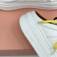 Miu Miu/缪缪26WF新品双色鞋带 厚底休闲运动穆勒小白鞋 双色鞋带穆勒小白鞋登场 撞色双鞋带添鲜活元气 厚底悄悄 Miu Miu/缪缪26WF新品双色鞋带 厚底休闲运动穆勒小白鞋 双色鞋带穆勒小白鞋登场 撞色双鞋带添鲜活元气 厚底悄悄