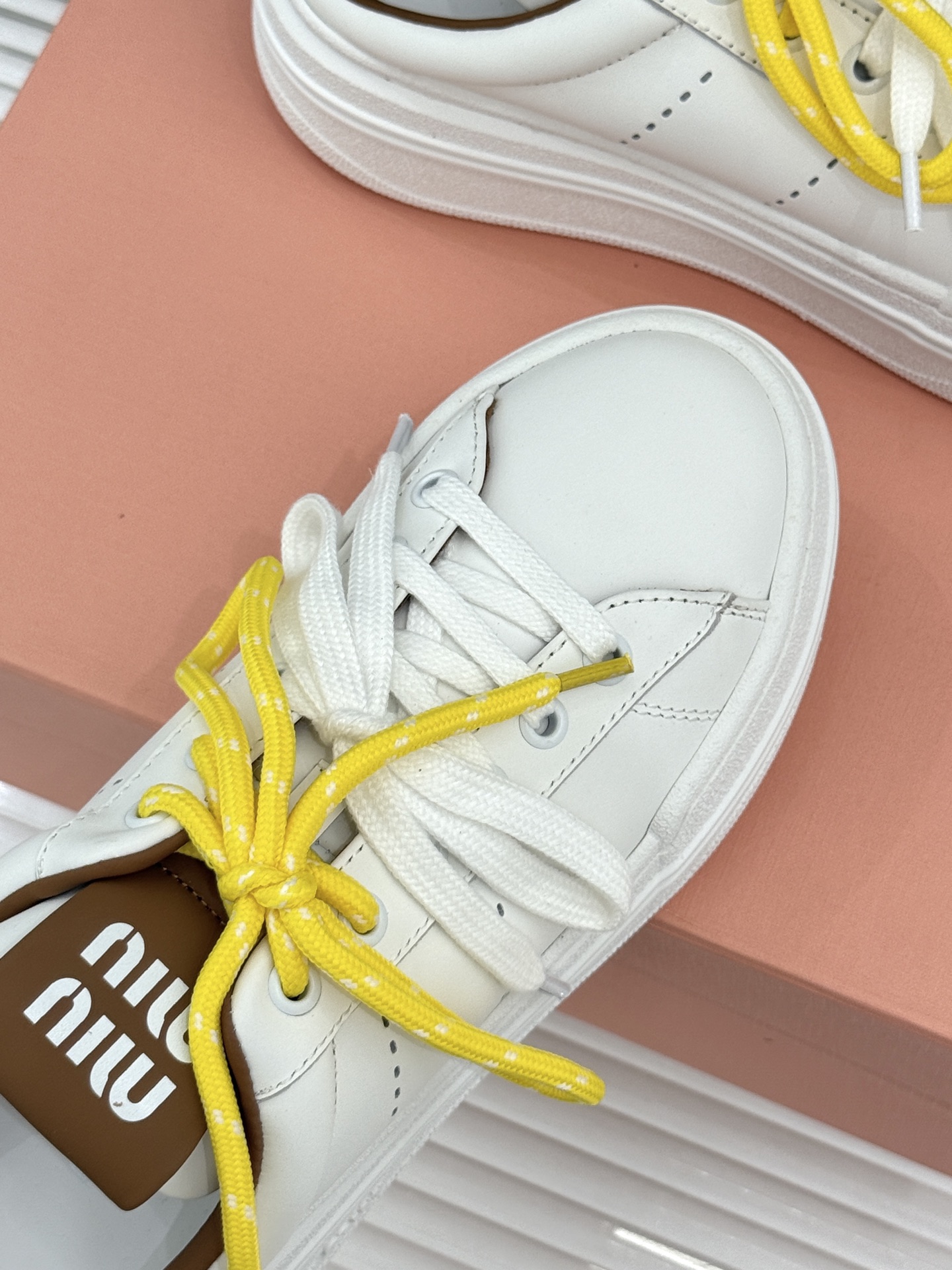 Miu Miu/缪缪26WF新品双色鞋带 厚底休闲运动穆勒小白鞋 双色鞋带穆勒小白鞋登场 撞色双鞋带添鲜活元气 厚底悄悄 Miu Miu/缪缪26WF新品双色鞋带 厚底休闲运动穆勒小白鞋 双色鞋带穆勒小白鞋登场 撞色双鞋带添鲜活元气 厚底悄悄