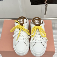Miu Miu/缪缪26WF新品双色鞋带 厚底休闲运动穆勒小白鞋 双色鞋带穆勒小白鞋登场 撞色双鞋带添鲜活元气 厚底悄悄 Miu Miu/缪缪26WF新品双色鞋带 厚底休闲运动穆勒小白鞋 双色鞋带穆勒小白鞋登场 撞色双鞋带添鲜活元气 厚底悄悄