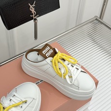 Miu Miu/缪缪26WF新品双色鞋带 厚底休闲运动穆勒小白鞋 双色鞋带穆勒小白鞋登场 撞色双鞋带添鲜活元气 厚底悄悄 Miu Miu/缪缪26WF新品双色鞋带 厚底休闲运动穆勒小白鞋 双色鞋带穆勒小白鞋登场 撞色双鞋带添鲜活元气 厚底悄悄