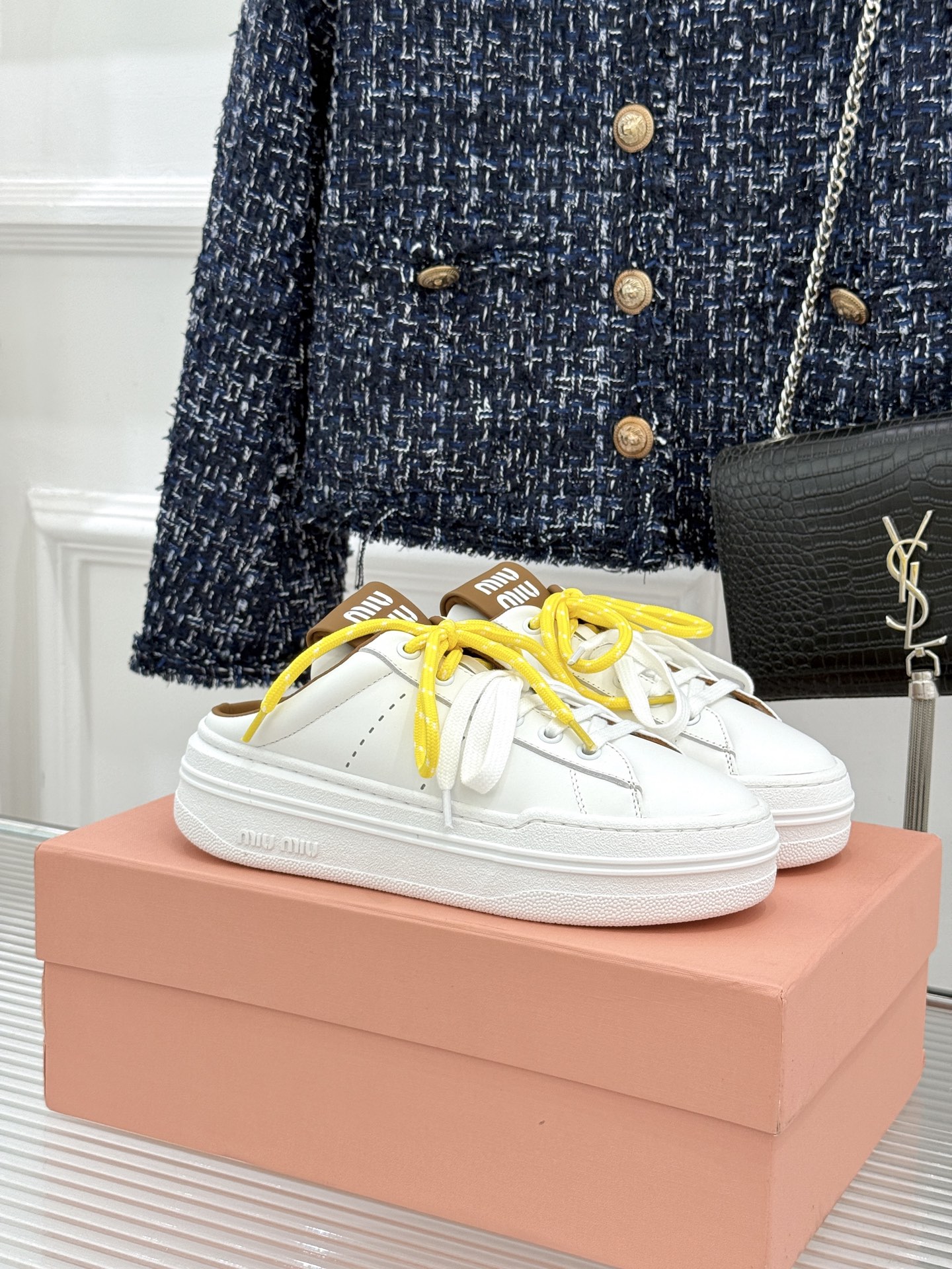Miu Miu/缪缪26WF新品双色鞋带 厚底休闲运动穆勒小白鞋 双色鞋带穆勒小白鞋登场 撞色双鞋带添鲜活元气 厚底悄悄