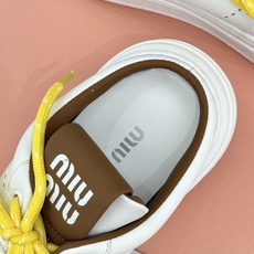 Miu Miu/缪缪26WF新品双色鞋带 厚底休闲运动穆勒小白鞋 双色鞋带穆勒小白鞋登场 撞色双鞋带添鲜活元气 厚底悄悄 Miu Miu/缪缪26WF新品双色鞋带 厚底休闲运动穆勒小白鞋 双色鞋带穆勒小白鞋登场 撞色双鞋带添鲜活元气 厚底悄悄